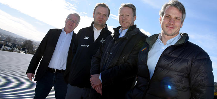 I SOLEN: Knut Wille (Kontorbygg), Einar Håndlykken (Odds Ballklubb), Knut Barland (Skagerak Energi) og Stig Simonsen (Skagerak Nett) FOTO: BJØRN HARRY SCHØNHAUG